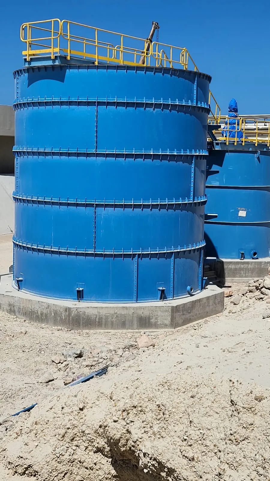 Réservoir bleu en cours de montage sur site