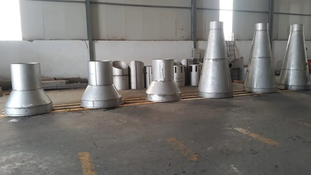 Cônes en acier inoxydable en cours de fabrication