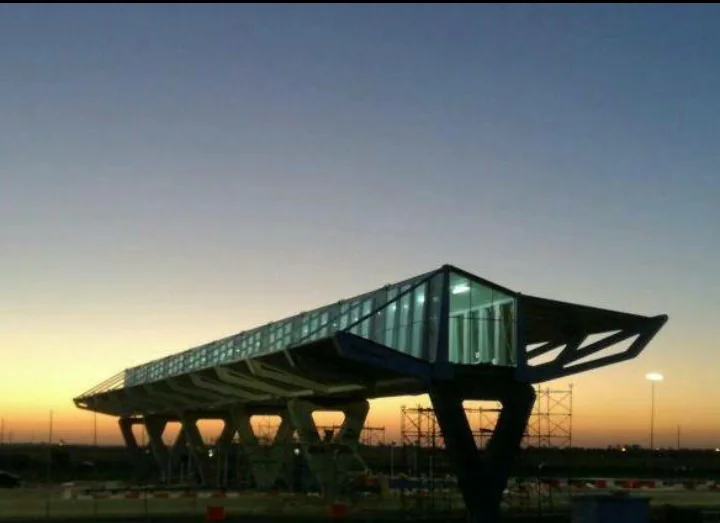 Auvent métallique du péage de Berchid au coucher du soleil