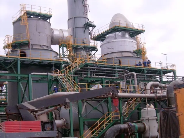 Tour métallique et caillebotis autour d’une cheminée industrielle