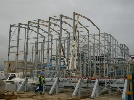 Charpente métallique de l’usine de broyage Daoui en cours de montage