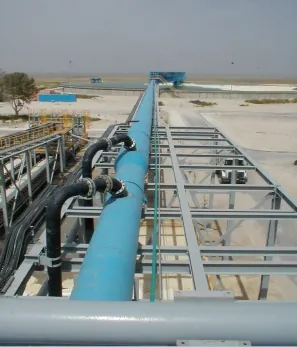 Pipe-rack métallique supportant les réseaux de tuyauterie à Merah