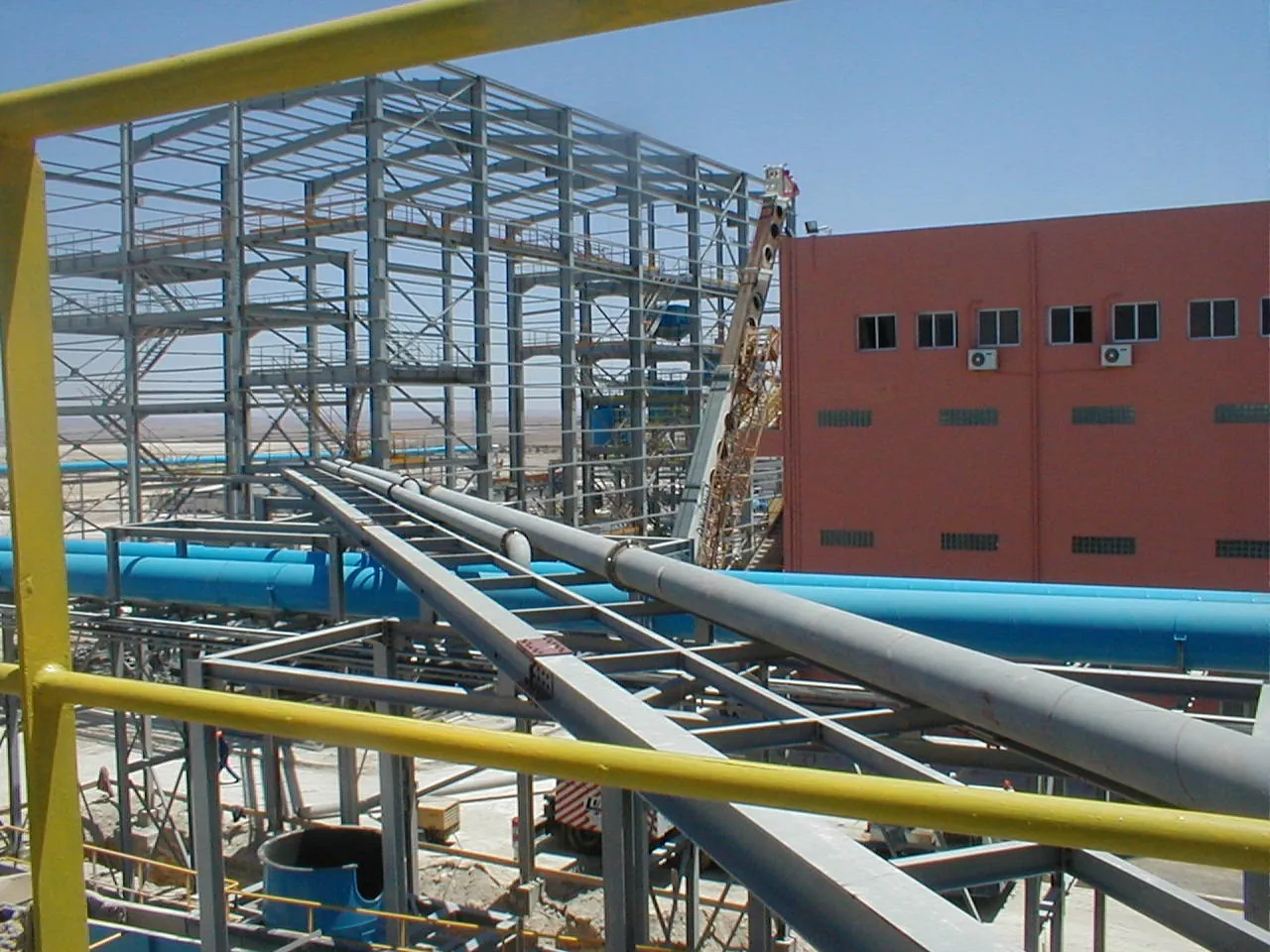 Assemblage des portiques métalliques sur le chantier MEA