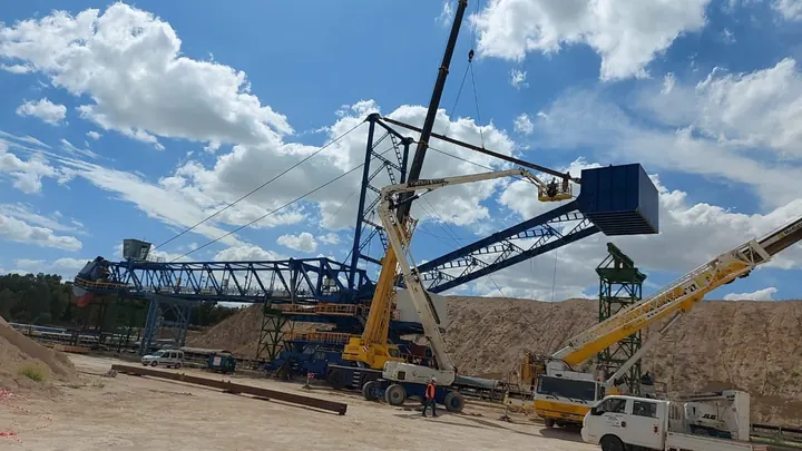 Roue-pelle Krupp accidentée en cours de réhabilitation à Sidi Chennane