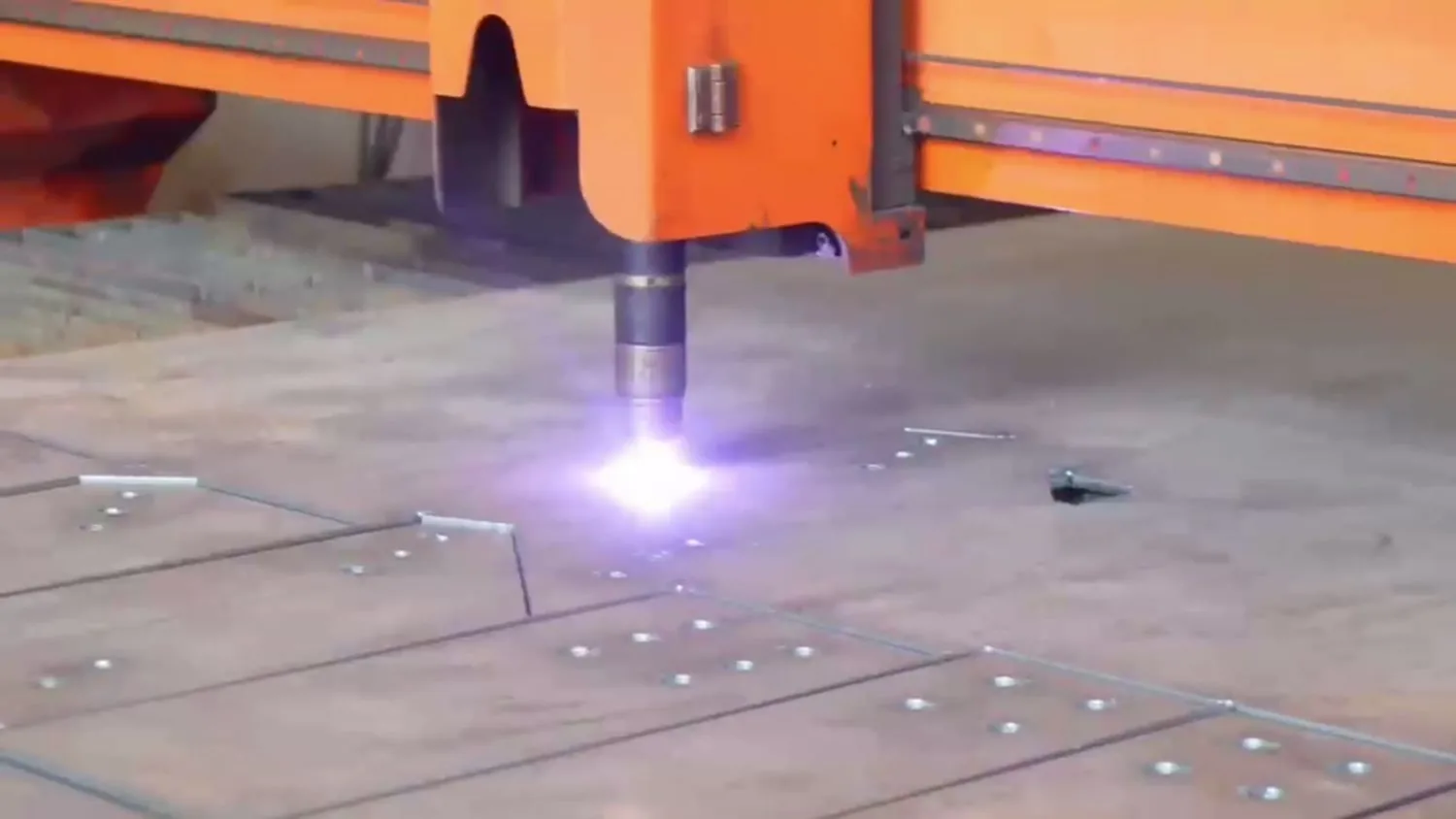 Découpe plasma d’une tôle d’acier
